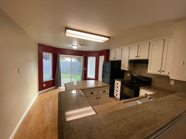 Building Photo - Spacious Halfplex in a Court