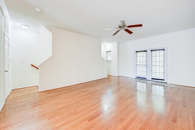 Building Photo - Home in a gated community with no back nei...
