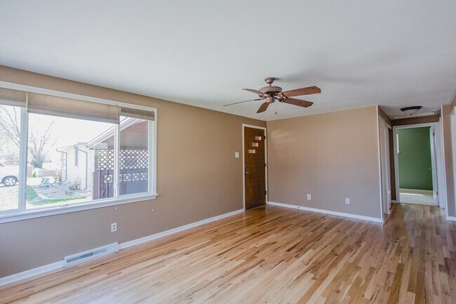 Foto del edificio - New Finishes in this Home on a Large Lot with Covered Parking and AIR CONDITIONING! MOVE IN READY!