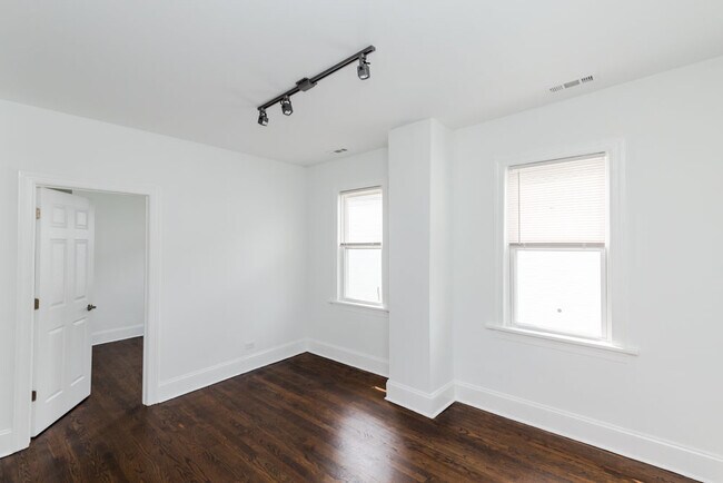 Building Photo - 2646 N Marshfield Ave
