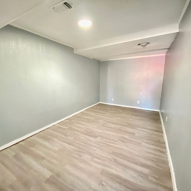 Building Photo - 909 W 21st St