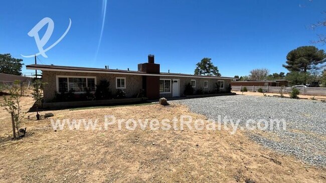 Building Photo - 3 Bed, 2 Bath Horse Property in Apple Valley!