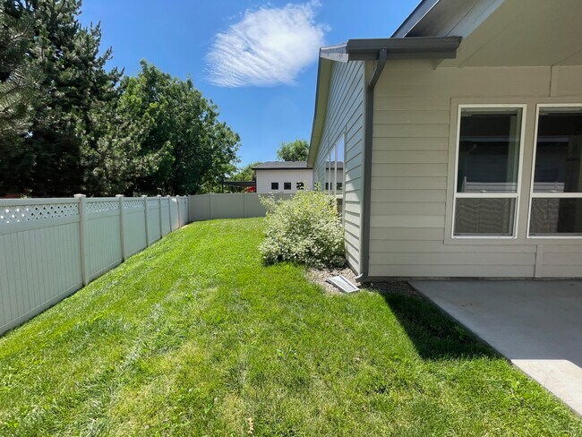 Building Photo - 270 E Rosalyn Dr