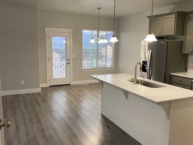Foto del edificio - Lovely Townhome For Rent