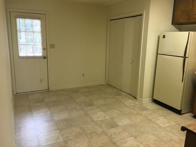 Building Photo - 2 Bedroom/2 Bath Apartment in Remerton