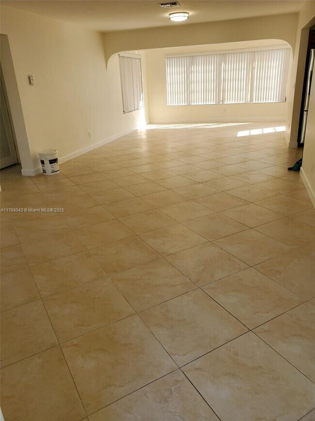 Foto del edificio - 2460 NE 215th St