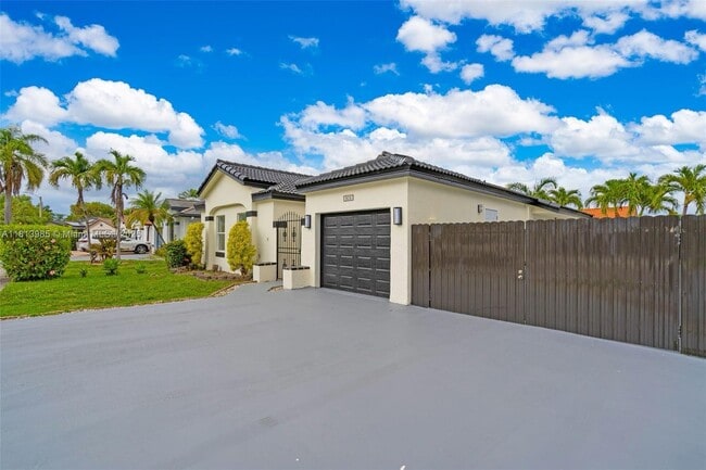 Foto del edificio - 803 NW 133rd Ct