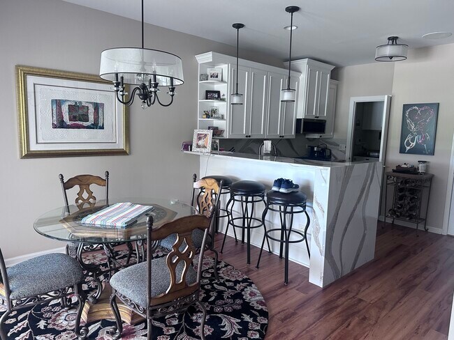 Comedor y cocina - 12981 Farm Hill Dr