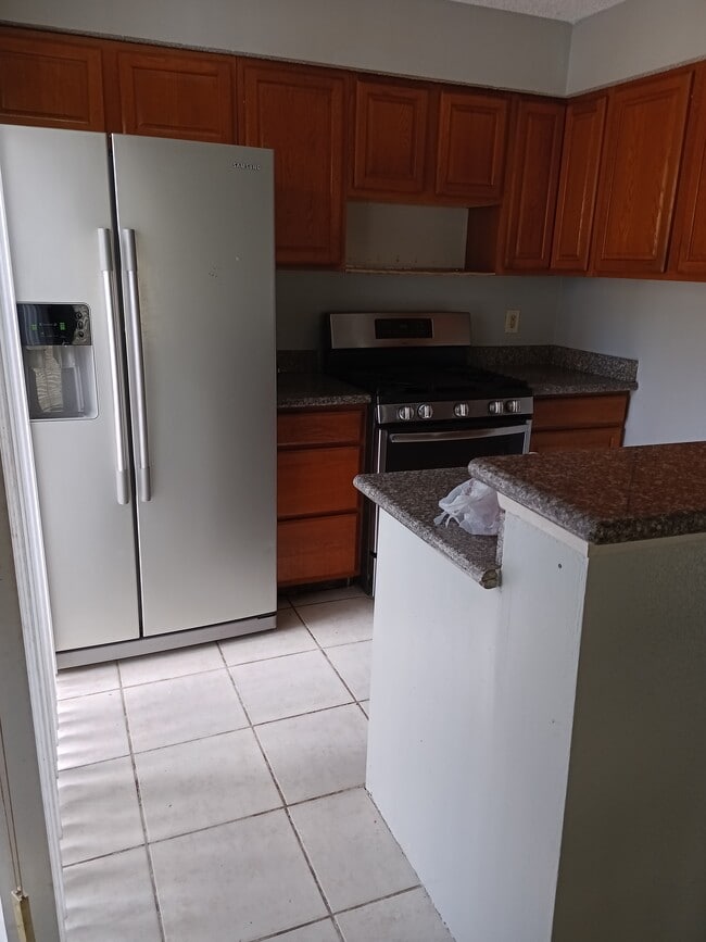 Opportunity awaits in this 3-bedroom, 1.5-bath townhouse priced below comparable homes. AC blows col - 3232 Windchase Blvd