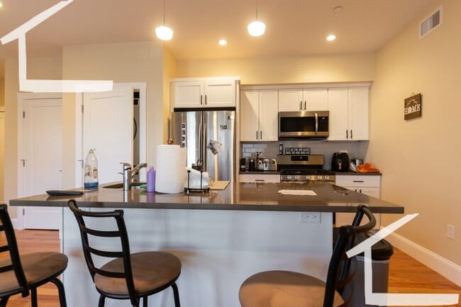 Building Photo - HOT BRIGHTON LISTING!!!!