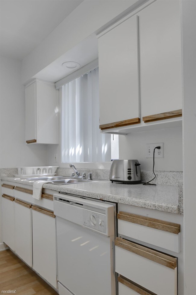 Building Photo - 2 br, 2 bath Apartment - 3700 Parkview Ln