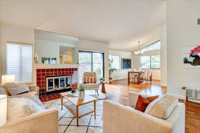 Foto del edificio - Upgraded End Unit Home In Sought After Cro...