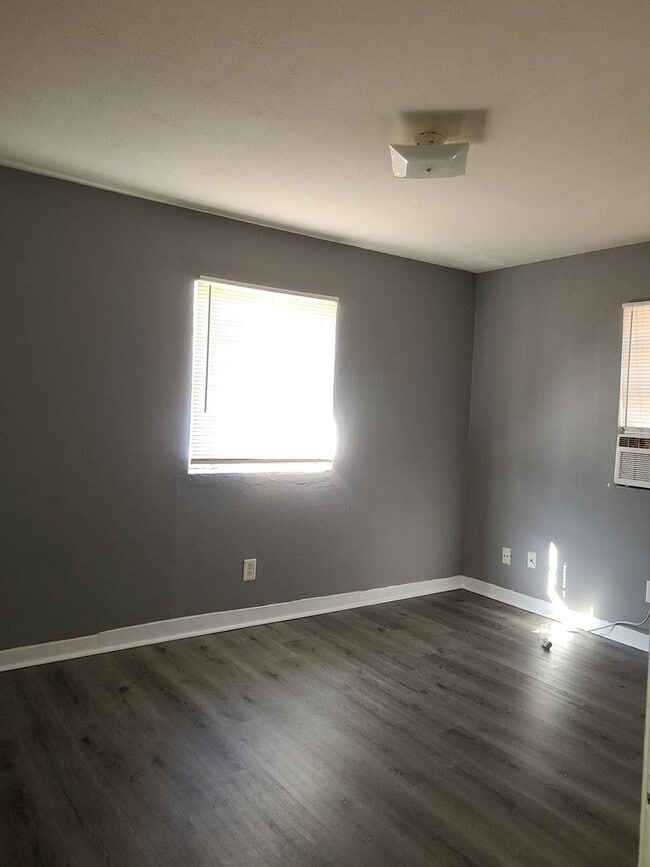 Building Photo - 2 bedroom 1 bathroom