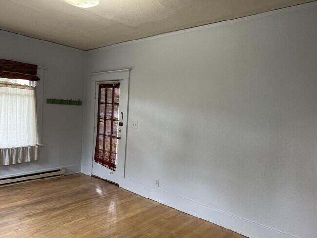 Foto del edificio - Beautifully updated 3 bedroom 1 bath duple...