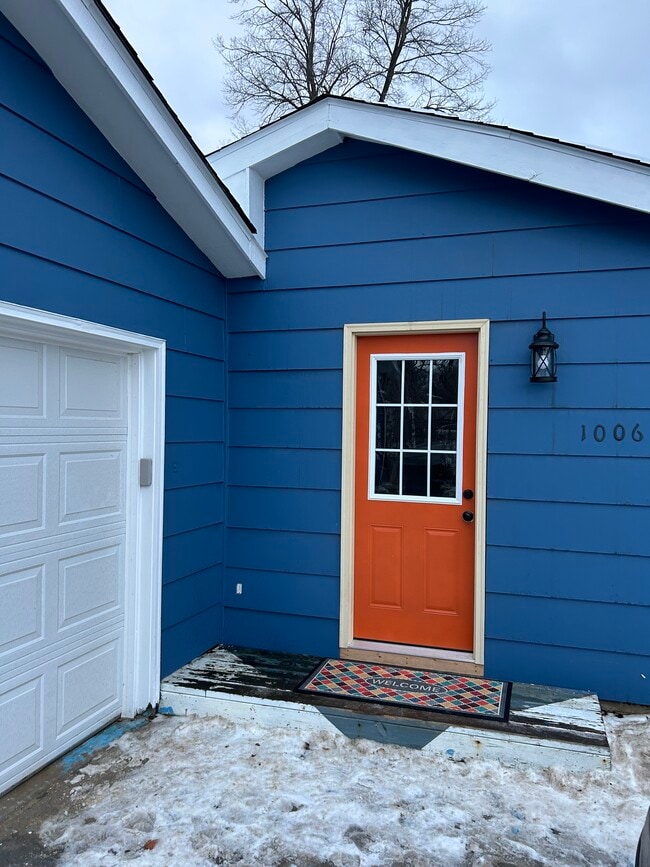 Building Photo - 1006 Irvine Ave NW