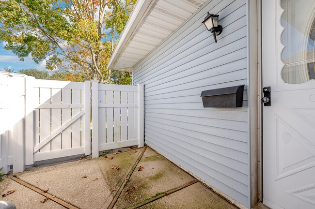 courtyard - 112 Storm Dr