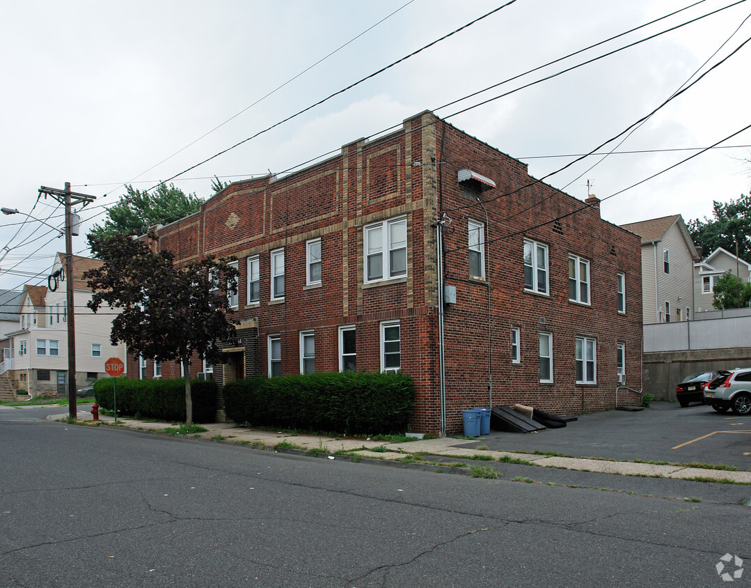 Building Photo - 391 Elm St