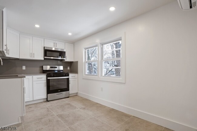 Building Photo - 554 Hort St