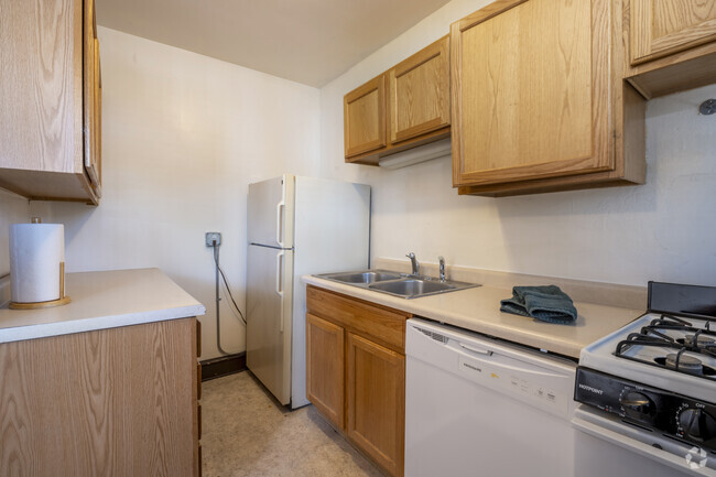 2BR, 1BA - 900SF - Kitchen - Arboretum Arms