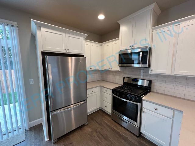 Foto del edificio - 3 bd / 2.5 Bth - Gas Fireplace - Central A/C - Attached Garage - Pet Friendly!