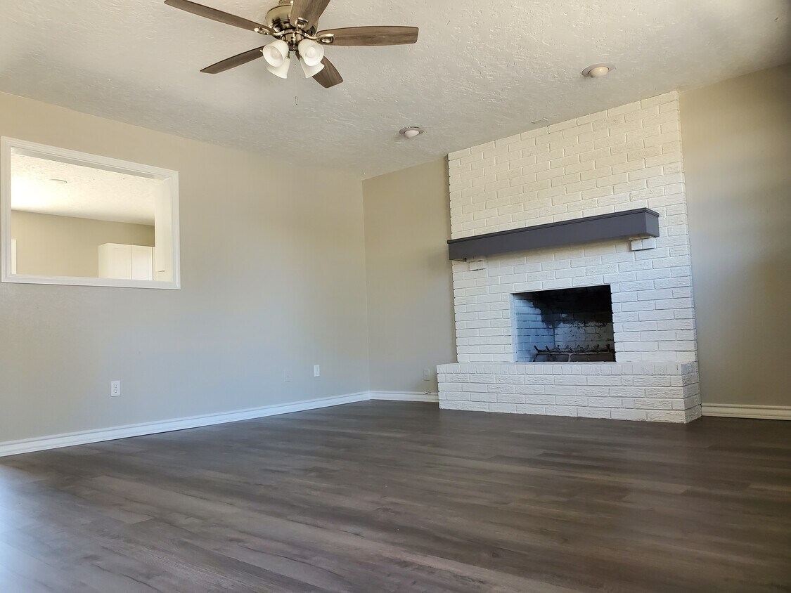 Primary Photo - 1001 W 18th Ln