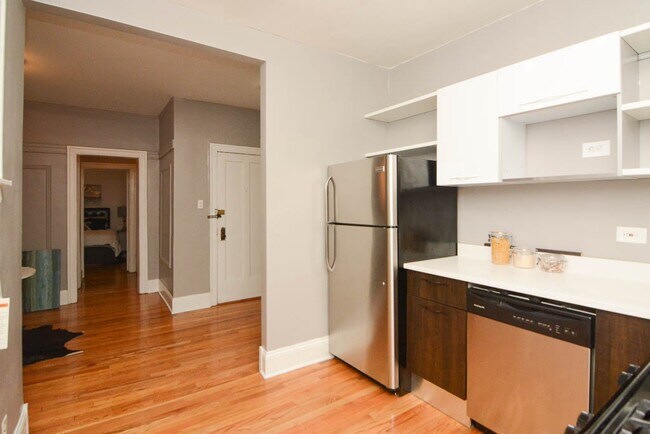 Building Photo - 637 W Cornelia Ave