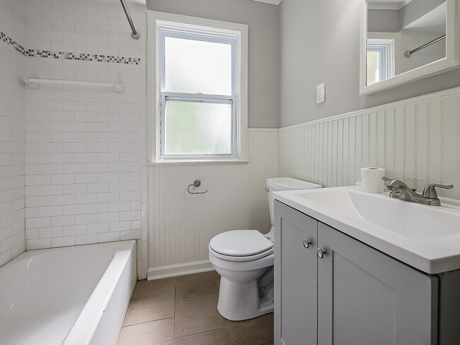 Building Photo - Welcome to this beautiful 3 bedroom, 1 bat...