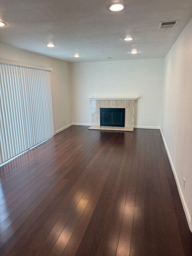 Foto del edificio - Beautiful 4 Bedroom 2 Bath House