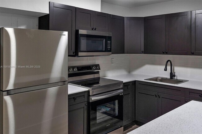 Foto del edificio - 4037 SW 65th Ave