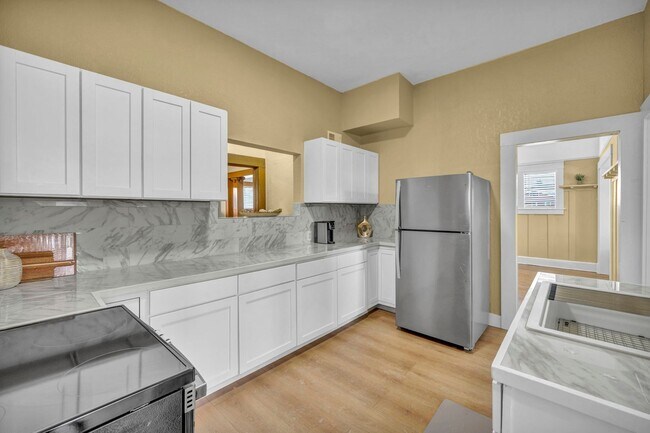 Foto del edificio - FULLY FURNISHED & BEAUTIFULLY REMODELED CLASSIC HOME NEAR UNR WITH UNBEATABLE I-80 ACCESS