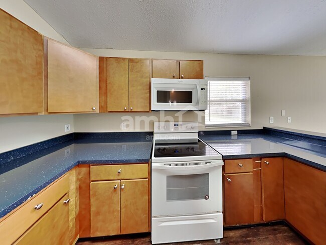 Foto del edificio - 7011 Silverwood Dr