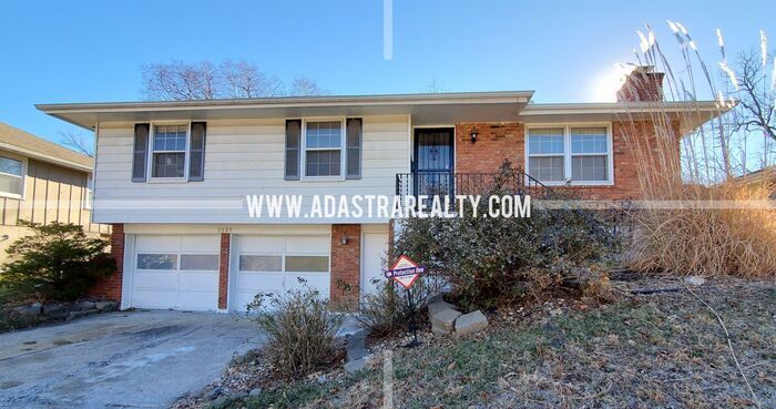 Foto principal - Very Nice Home in South KCMO-Available NOW!!