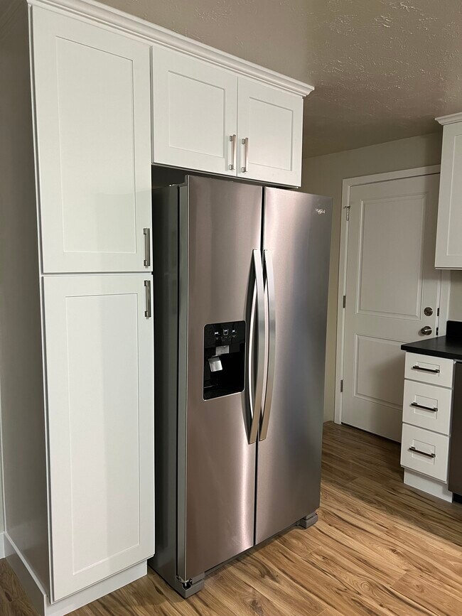New refrigerator and lots of cabinet space - 7353 S Rusty Dr