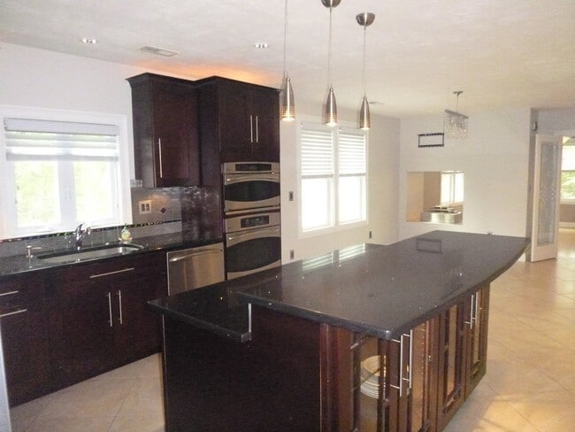 Building Photo - 1132 W Boylston St