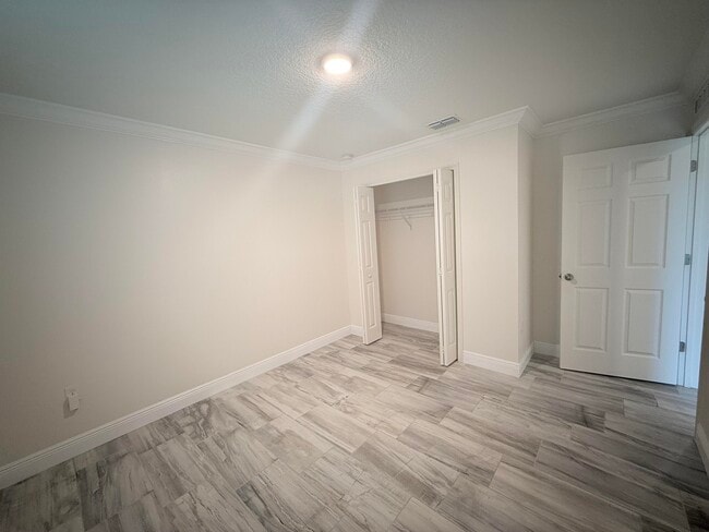 Building Photo - 1062 SW Sudder Ave