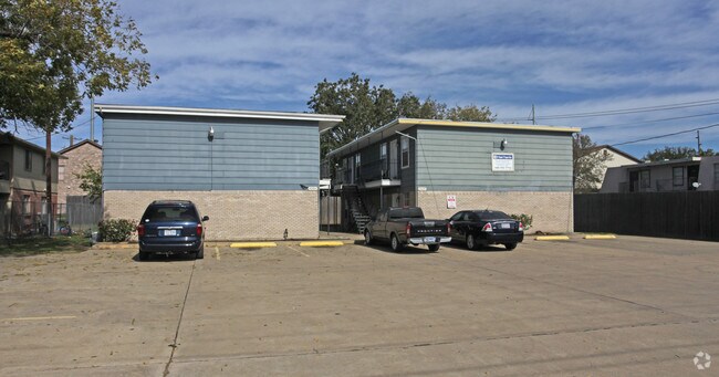Building Photo - 2 4 Plex's