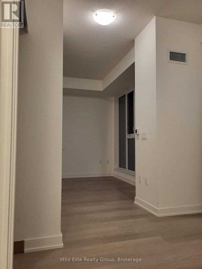 Photo du bâtiment - 859 The Queensway