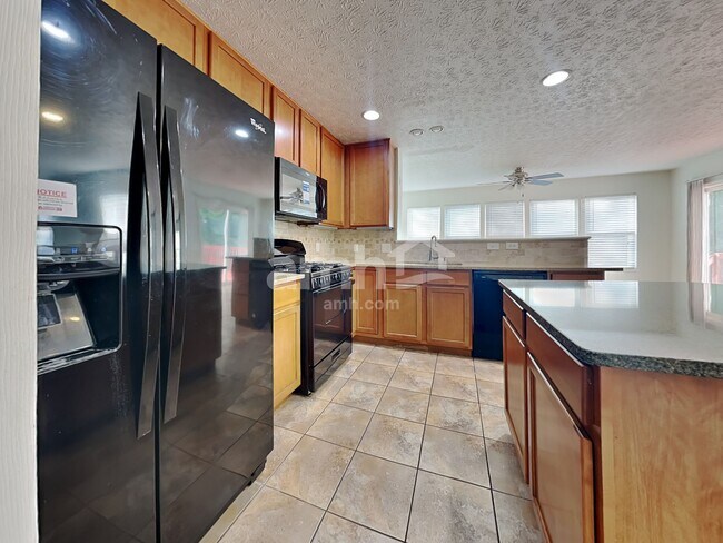 Foto del edificio - 743 Elm Tree Dr
