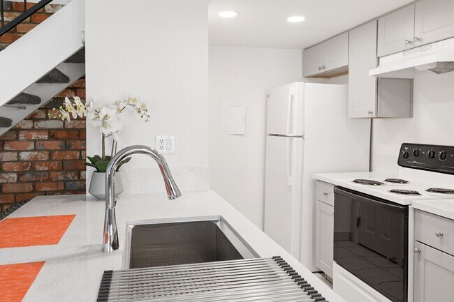 Building Photo - AVAILABLE NOW! RECENTLY UPDATED! 2 Bedroom 1 Bathroom 2 Story Townhome in Palm Desert! MOVE IN SP...