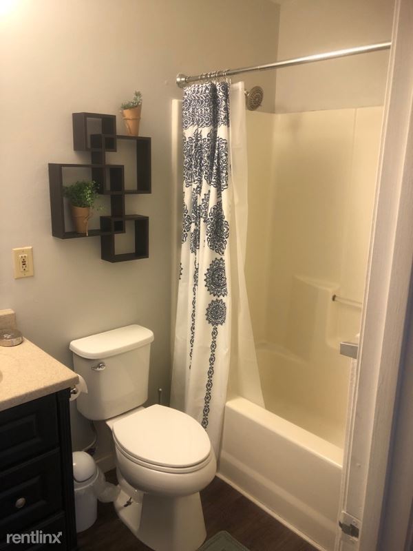 Building Photo - 1 br, 1.5 bath Townhome - 802 Catherine St