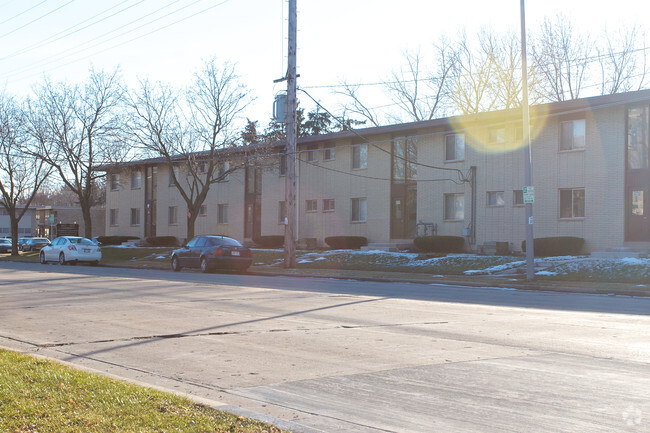 Building Photo - Delafield Courtyard