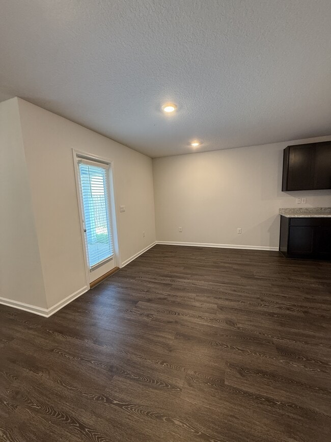 Foto del edificio - 209 Laurel Hl St