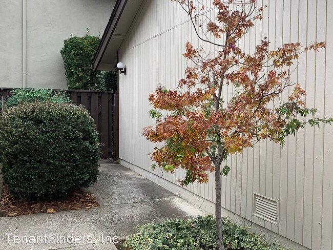 Building Photo - 3 br, 2.5 bath House - 845 Bancroft Rd.