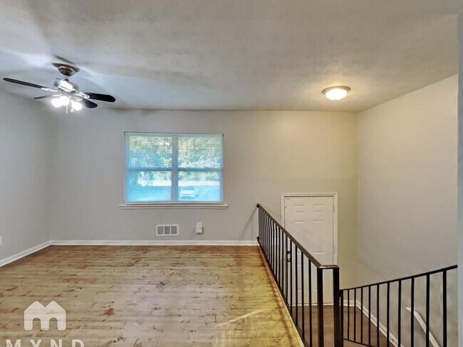 Foto del edificio - 247 Roxbury Dr