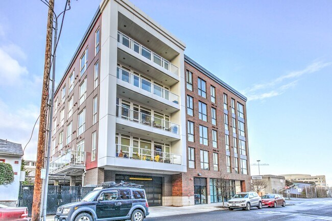Building Photo - Spacious, Sophisticated, & Stylish Slabtow...