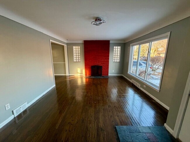 Foto del edificio - Three bedroom One and a half bath Brick Colonial home for lease