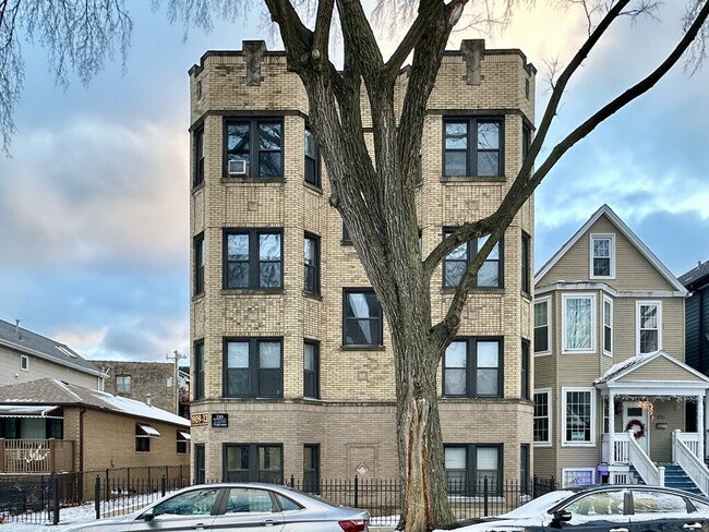 Building Photo - 1911 W Larchmont Ave