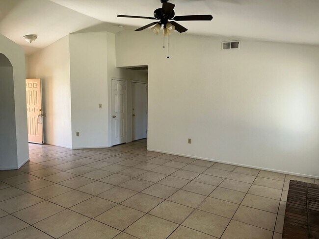 Foto del edificio - 3 Bedroom/2 Bath Home in the Southwest - $...