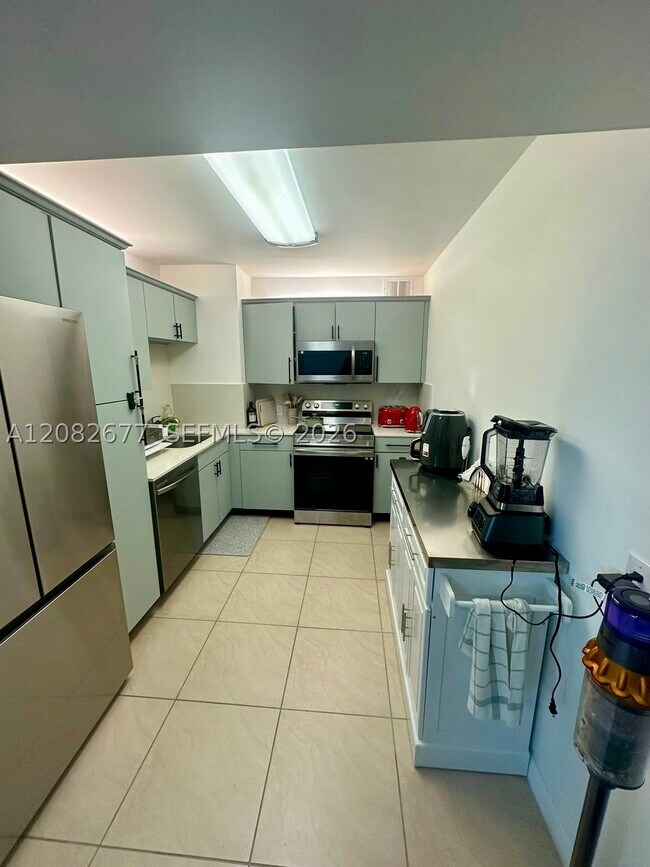 Foto del edificio - 100 Bayview Dr
