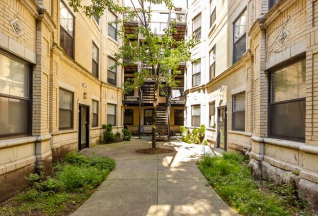 Foto del edificio - 6410 N Hoyne Ave